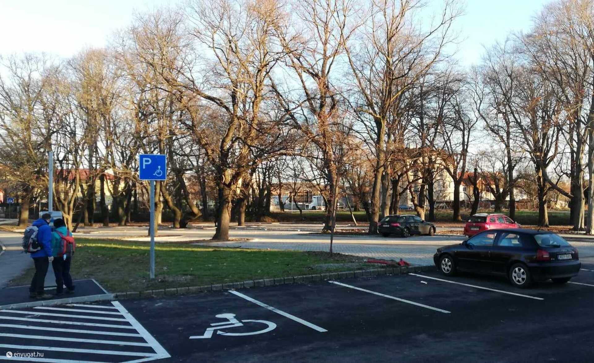 A GYIK parkolója is fizetős a 121. perctől.