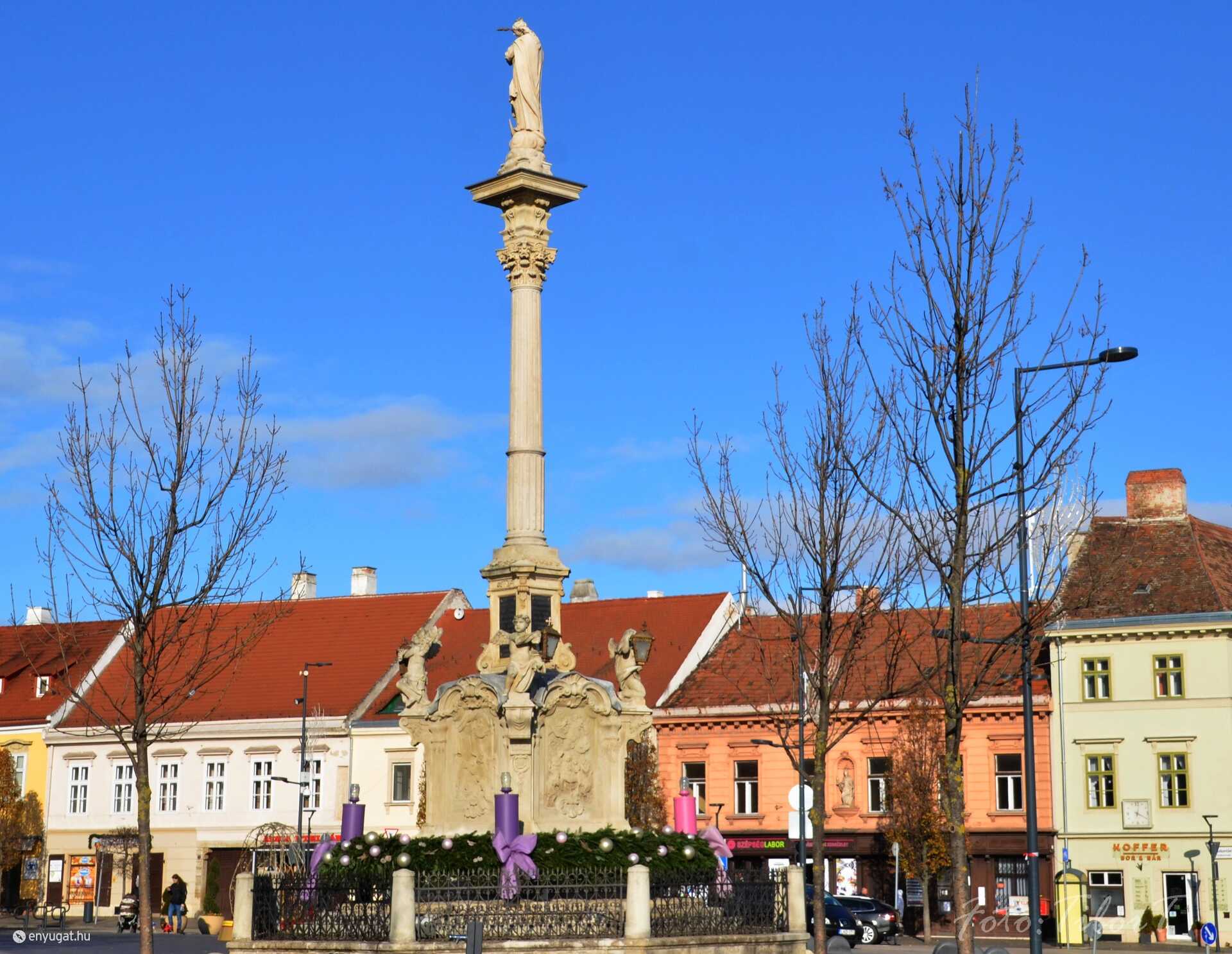 Sopron nagy adventi koszorúján is kigyúlt az első fény.
