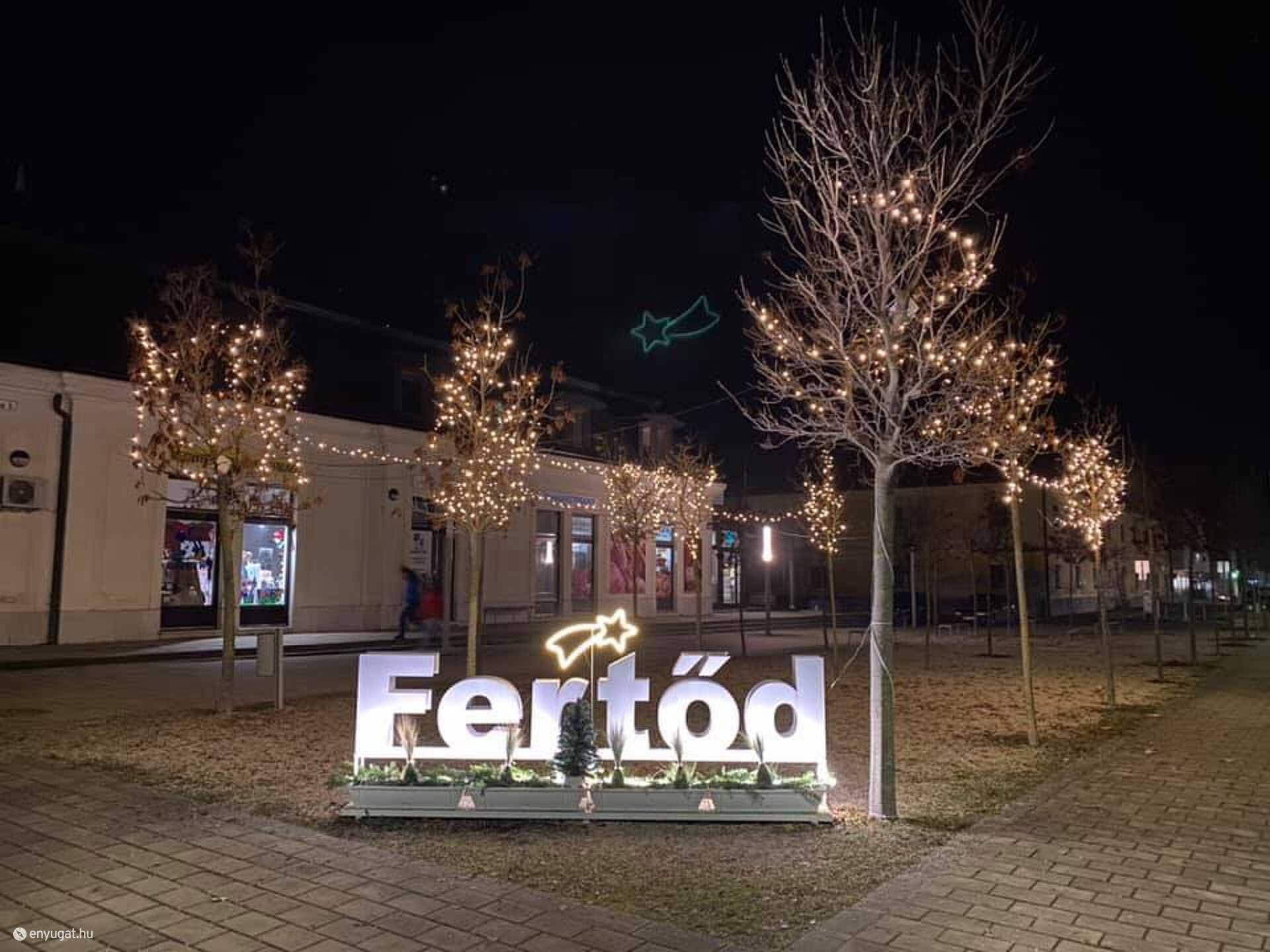 A Fertődi Fiatalok Egyesülete először díszítette fel városa betűinek környékét.
