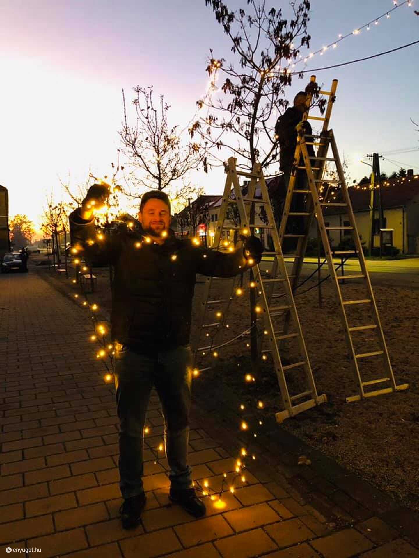 Illés Tamás képviselő, mint fő segéderő.