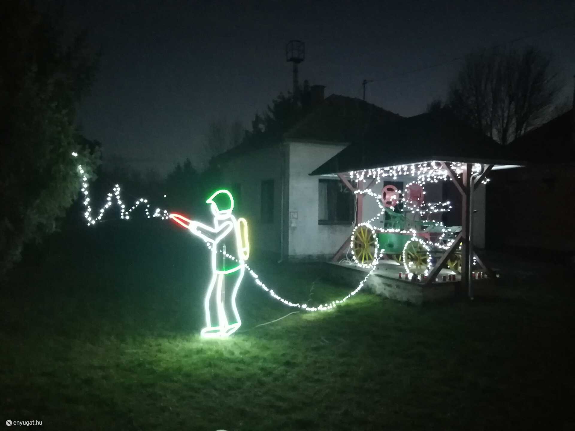 Csáfordjánosfán le sem tagadhatnák, hogy az önkéntes tűzoltók díszítettek.