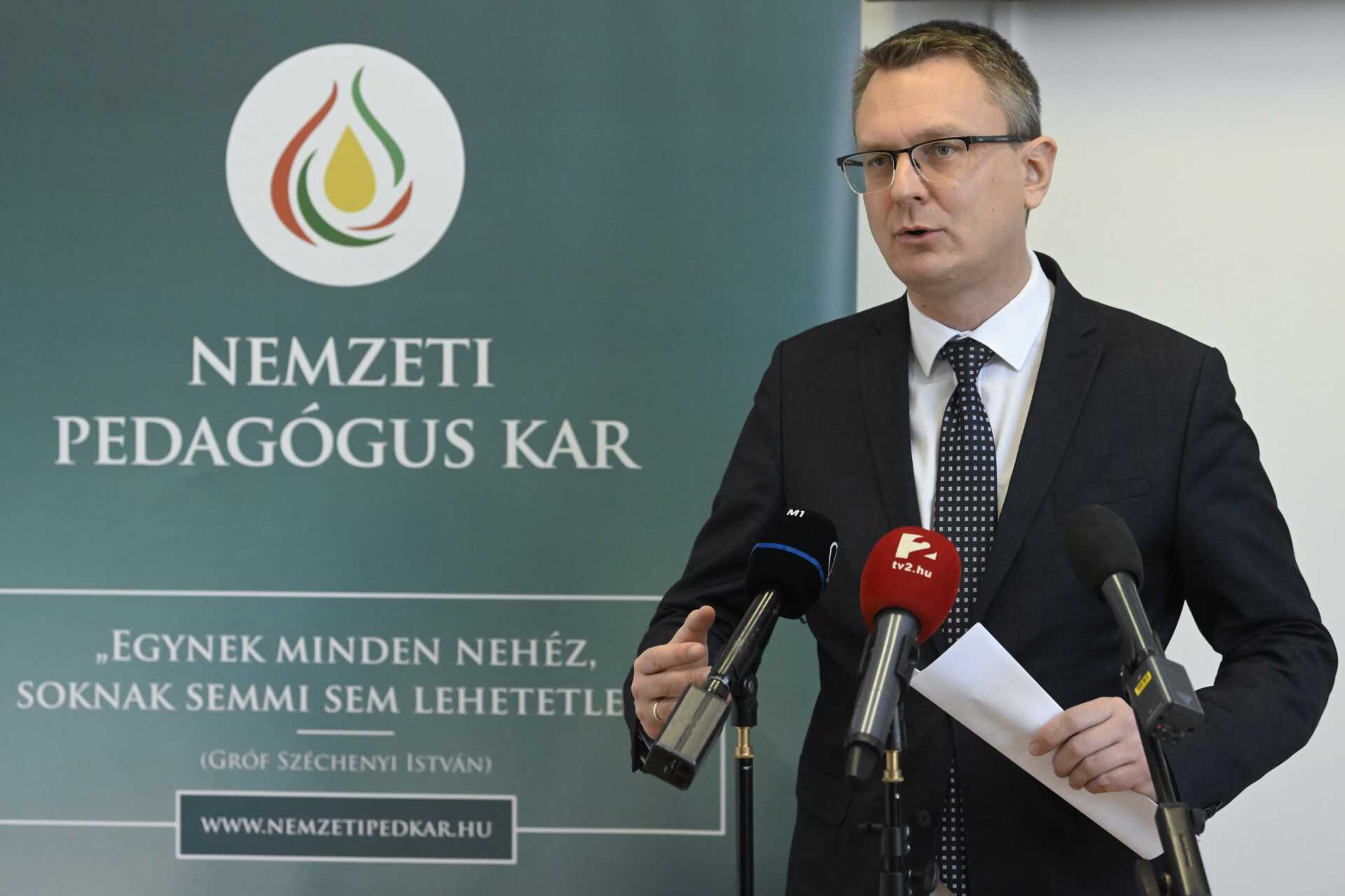 Sajtótájékoztató a tanárok és óvónők béremeléséről