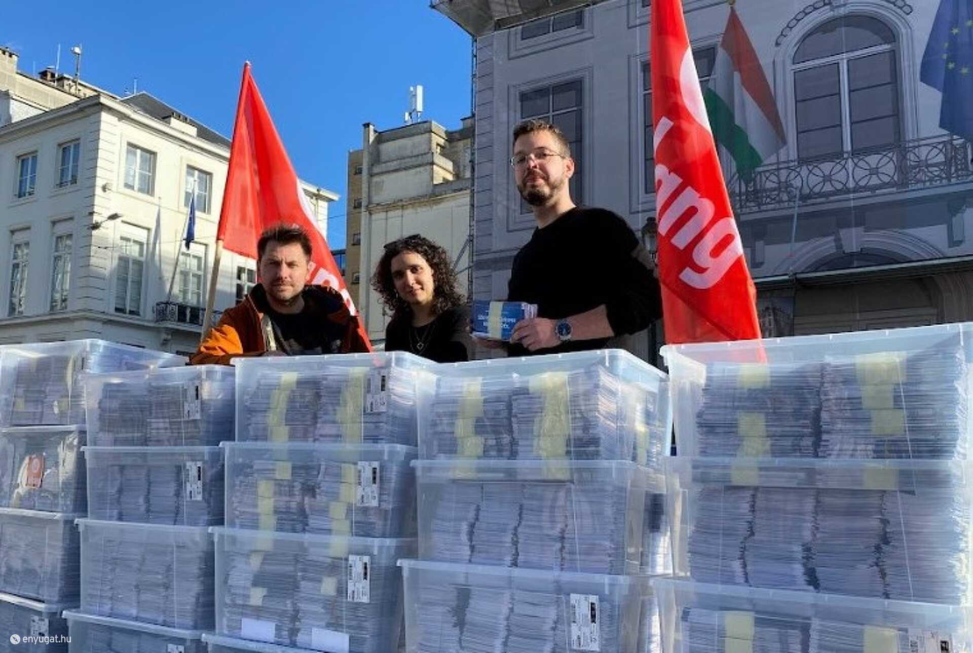 Sajtótájékoztatót tartott az aHang Brüsszelben, ahová százezer üres konzultációs ívet vittek magukkal. 