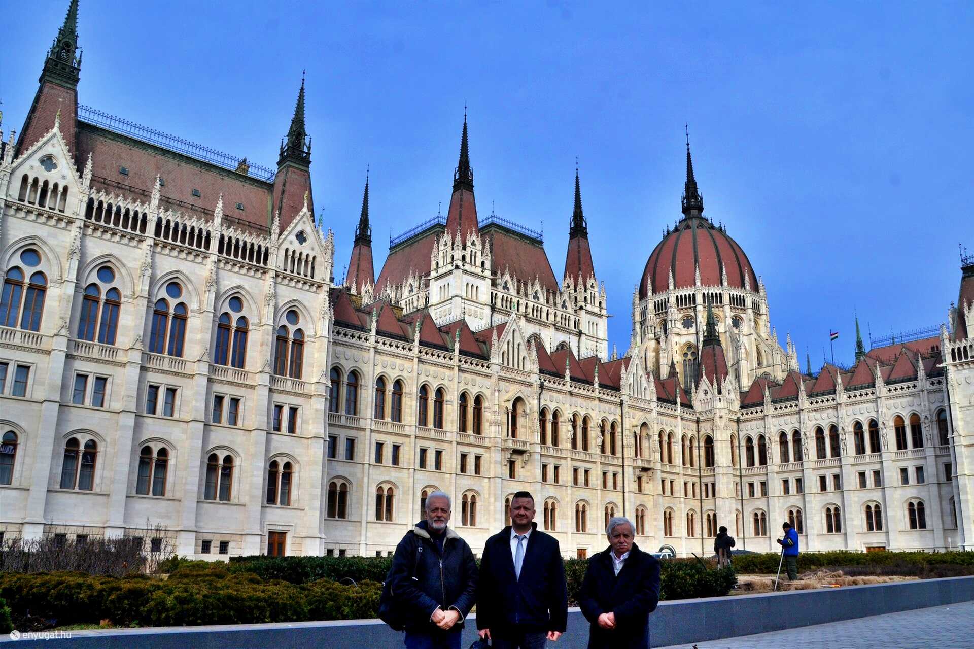 Marton János, Varga Szabolcs és Major Gyula a parlament előtt.