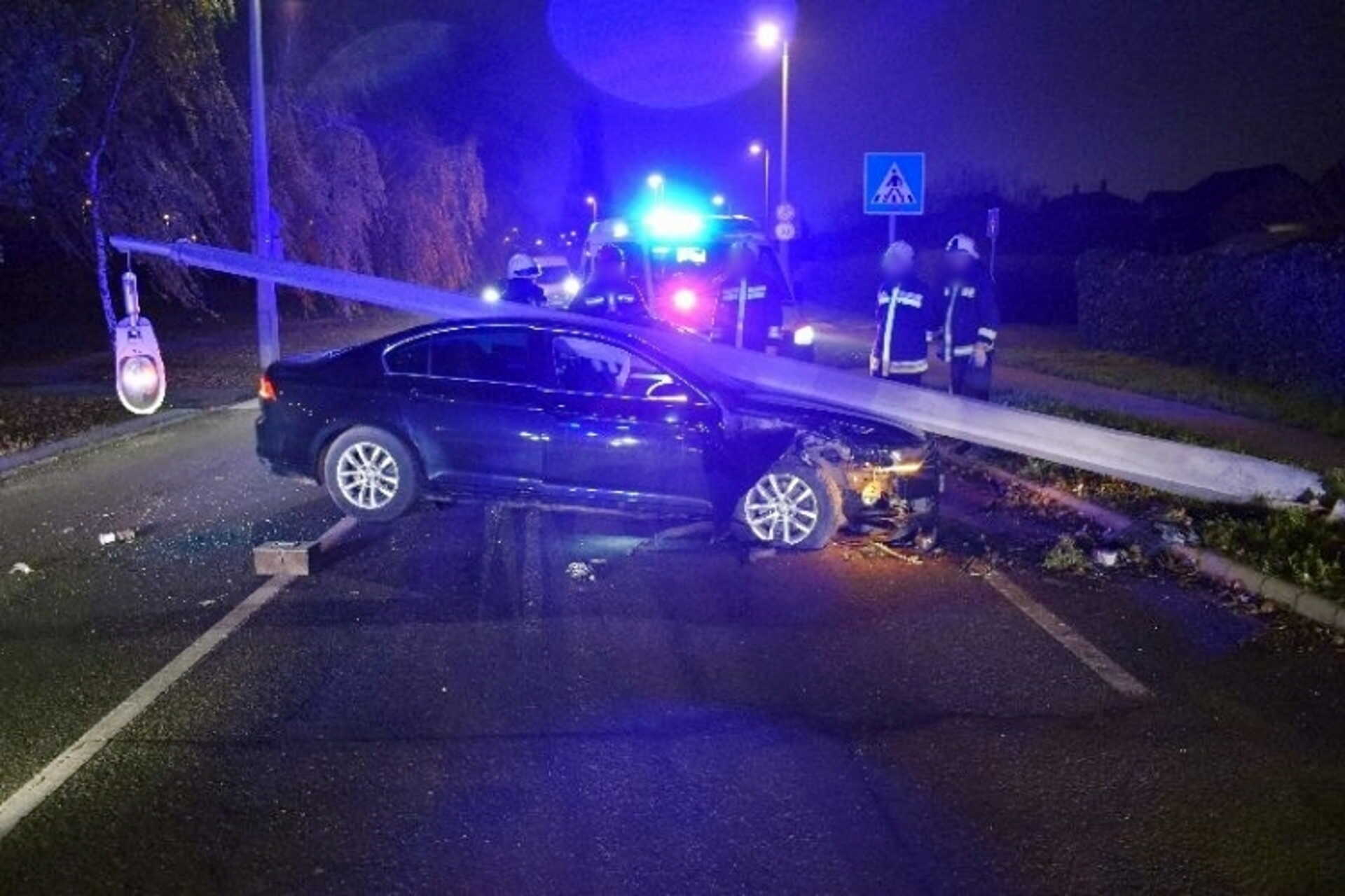 rádőlt a villanyoszlop