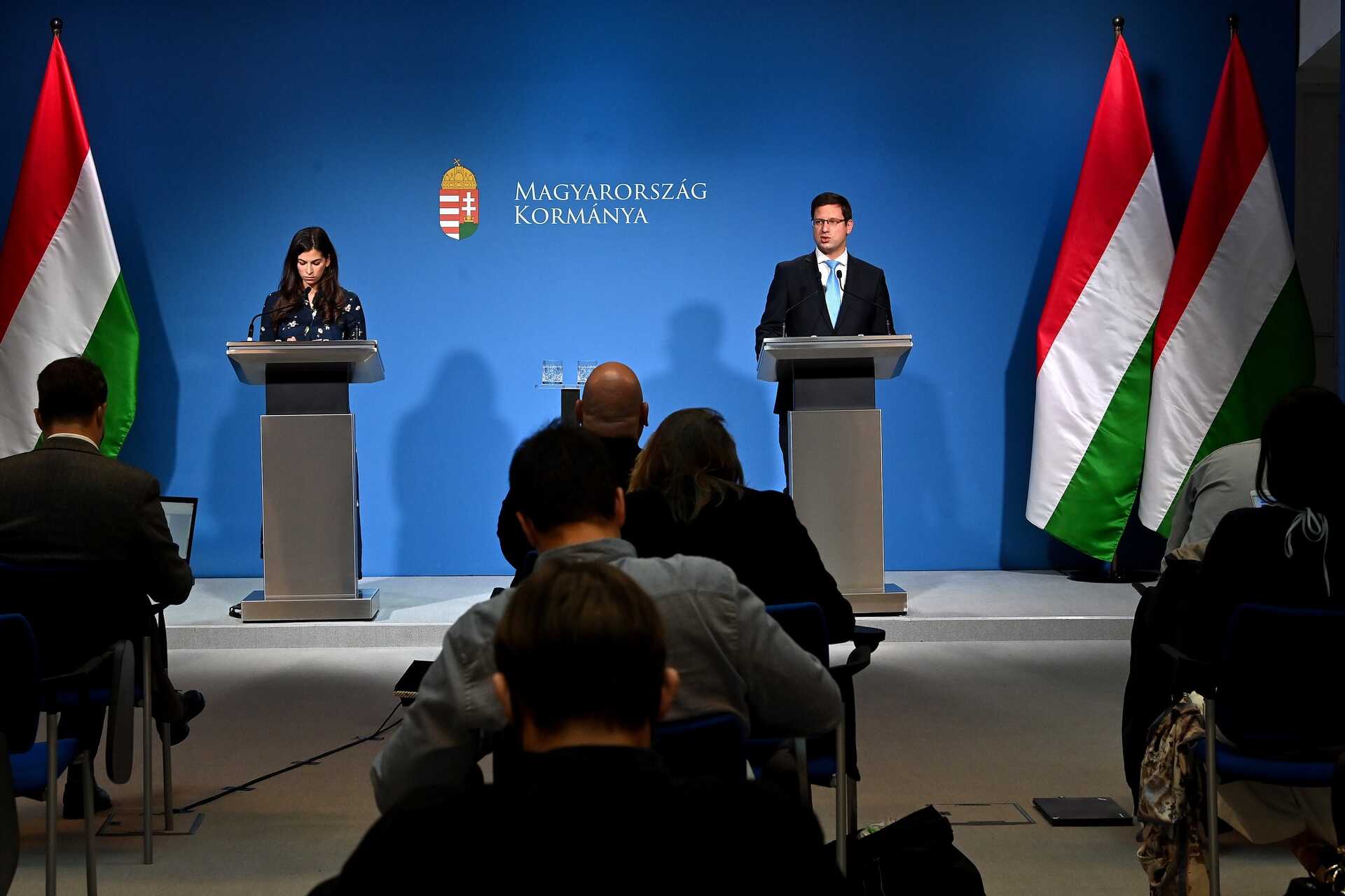 Szentkirályi Alexandra kormányszóvivő és Gulyás Gergely, a Miniszterelnökséget vezető miniszter a Kormányinfón