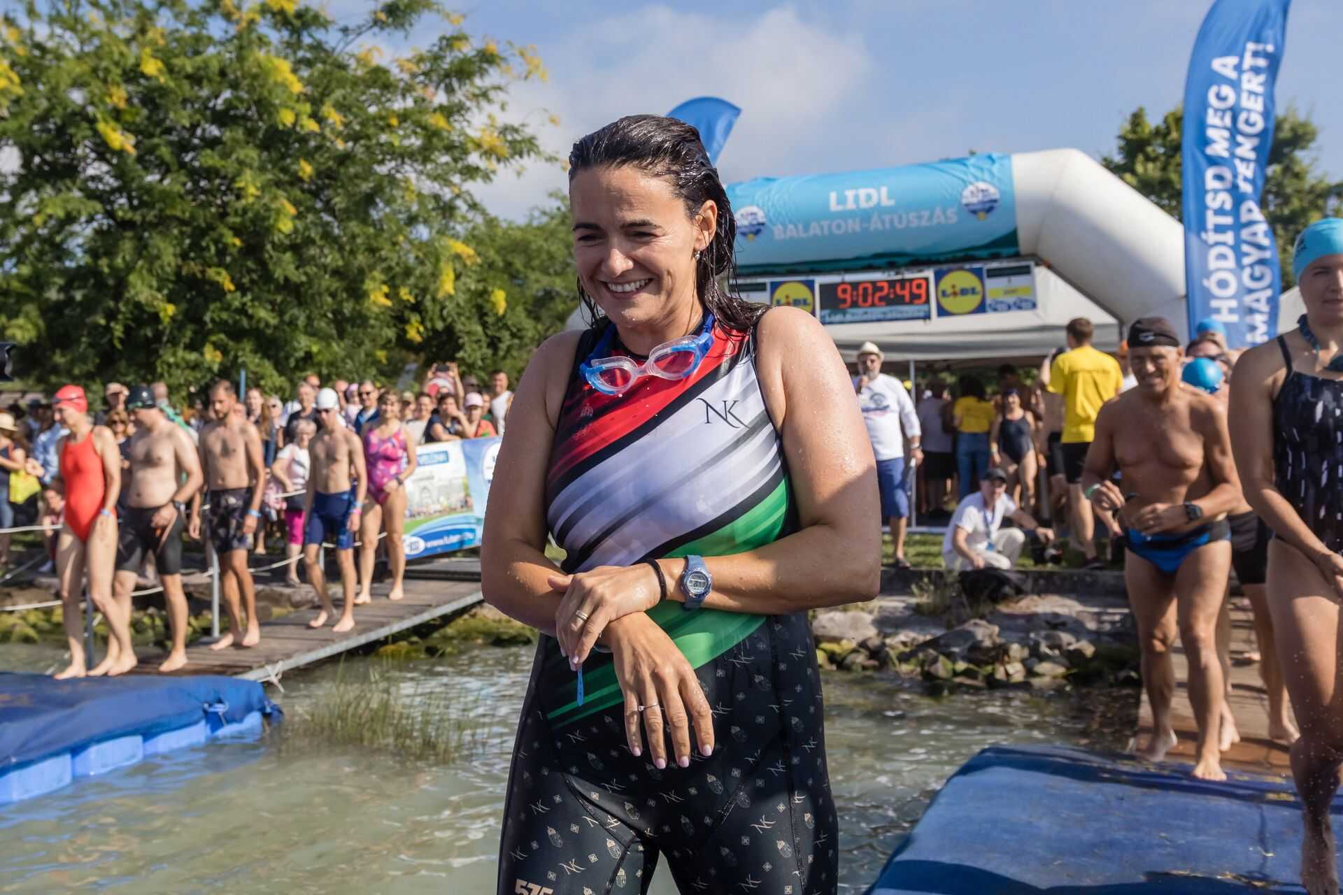 Novák Katalin és az úszódressz
