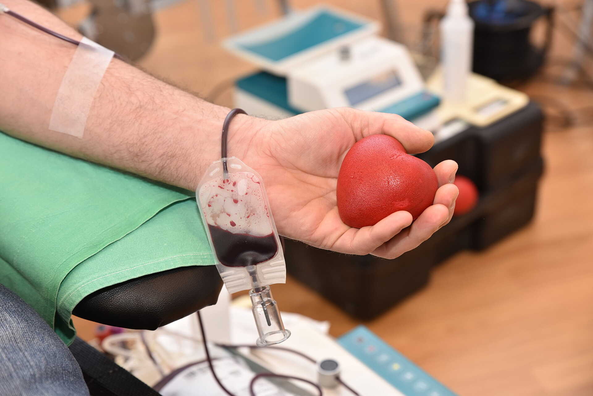 Véradás és gyermekrajz kiállítás a rendőrségen, Szombathelyen