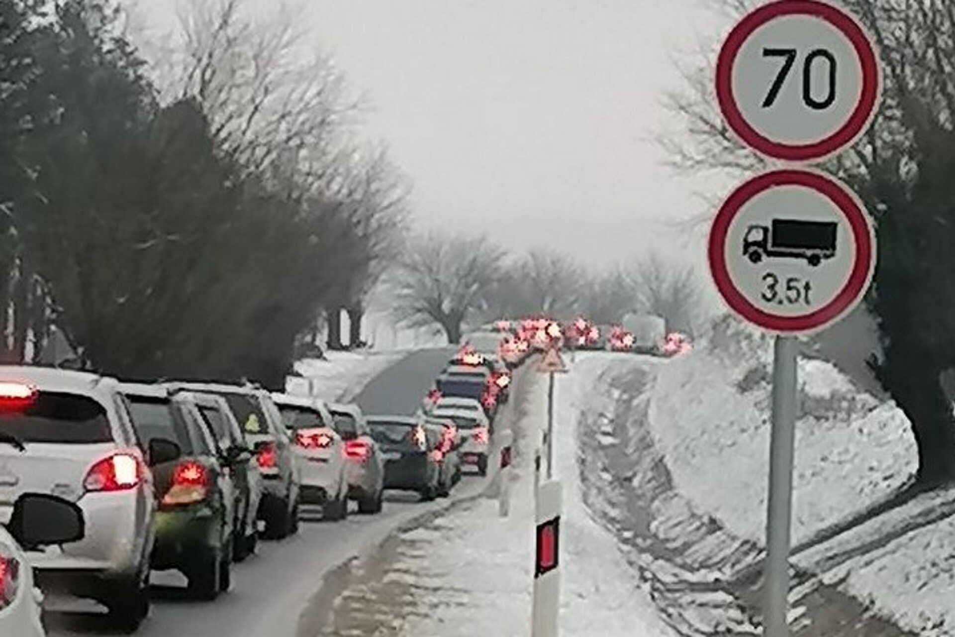 sor a margitbányai úton, határ, ingázók