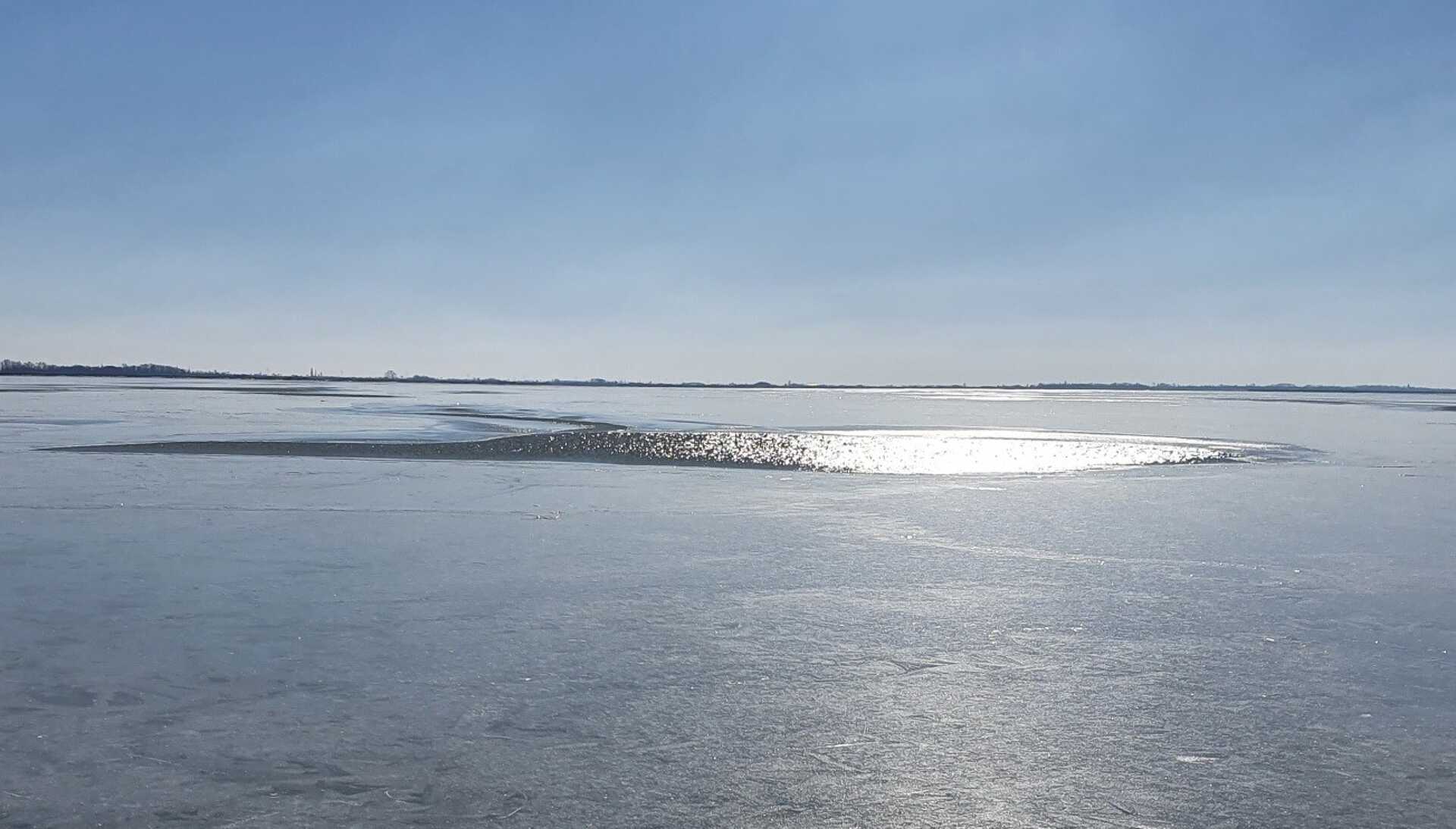 Nyílt vízfelület a befagyott Fertőn