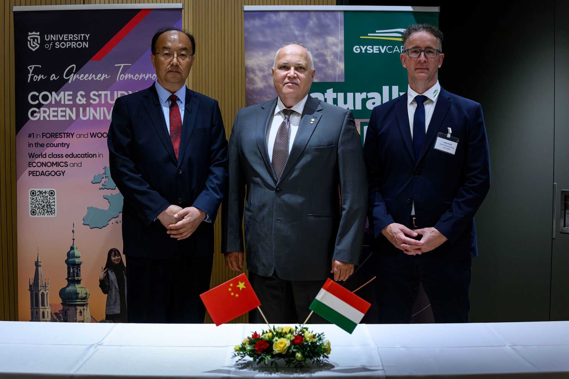 Li Chengwei, a kínai delegáció vezetője, dr. Fábián Attila rektor és Kemény Attila, a GYSEV Cargo képviseletében.