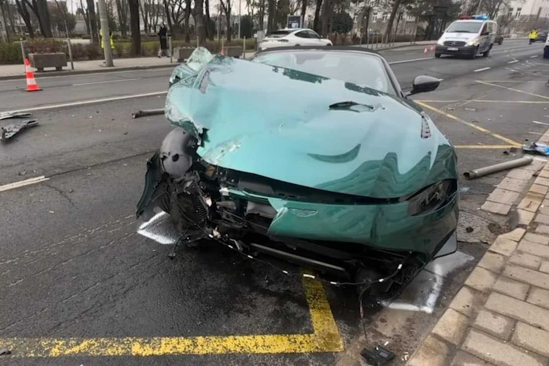 Halálos közúti balesetet okozott egy 33 éves sofőr Aston Martinjával, Győr belvárosban 
