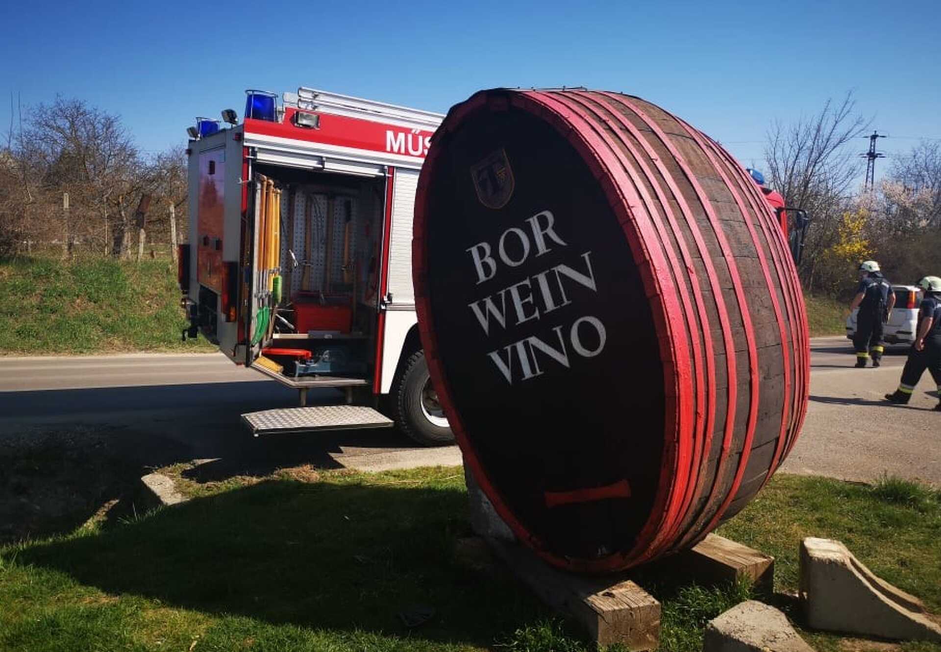A hordó megmenekült, de az egyik betontartó összetört.