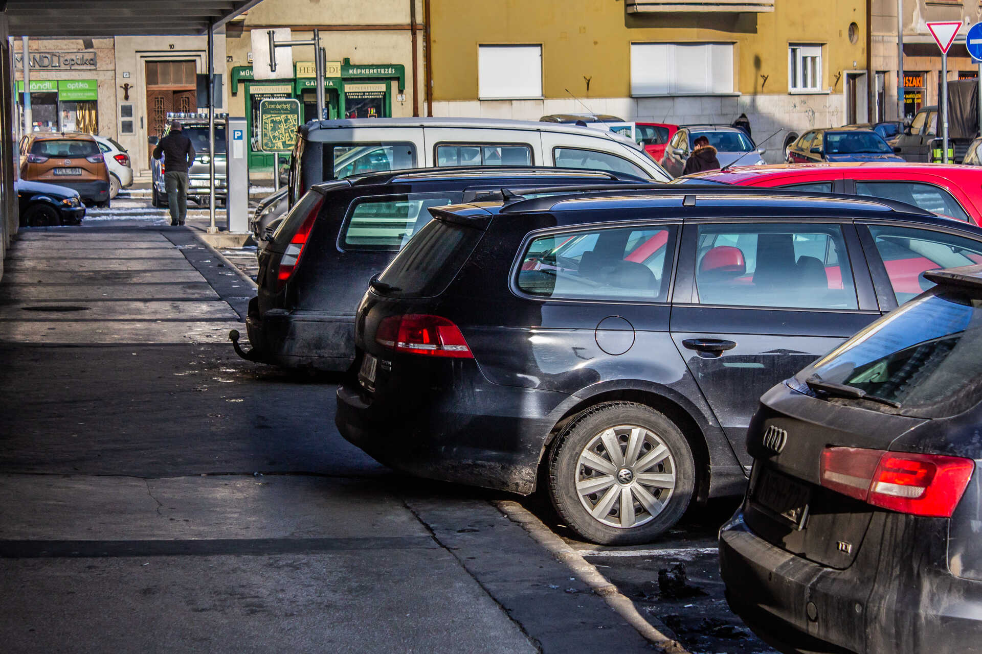 Uránia utcai parkoló szegélyek