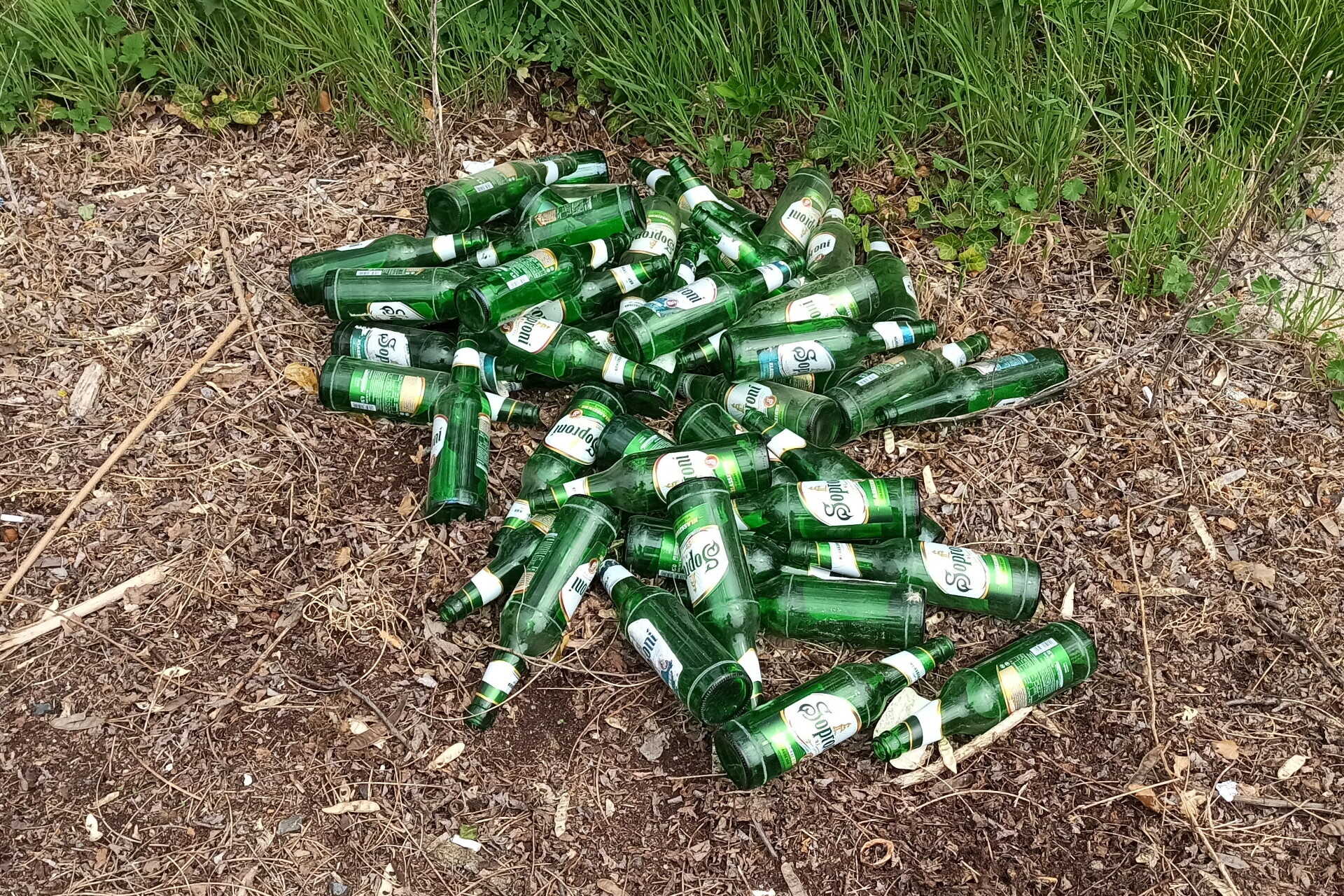 Sörösüvegek egy kupacban