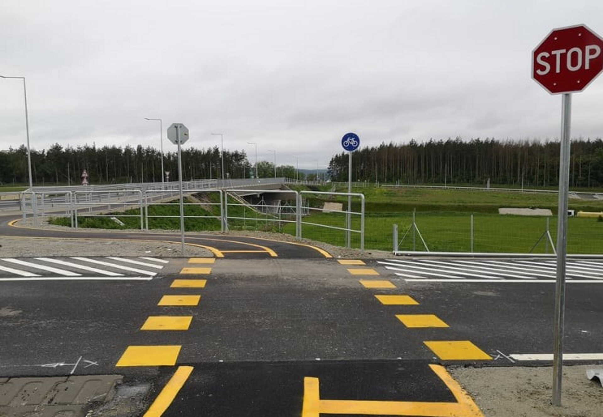 M85: kerékpárút van, gyalogjárda nincs a balfi csomópontnál.
