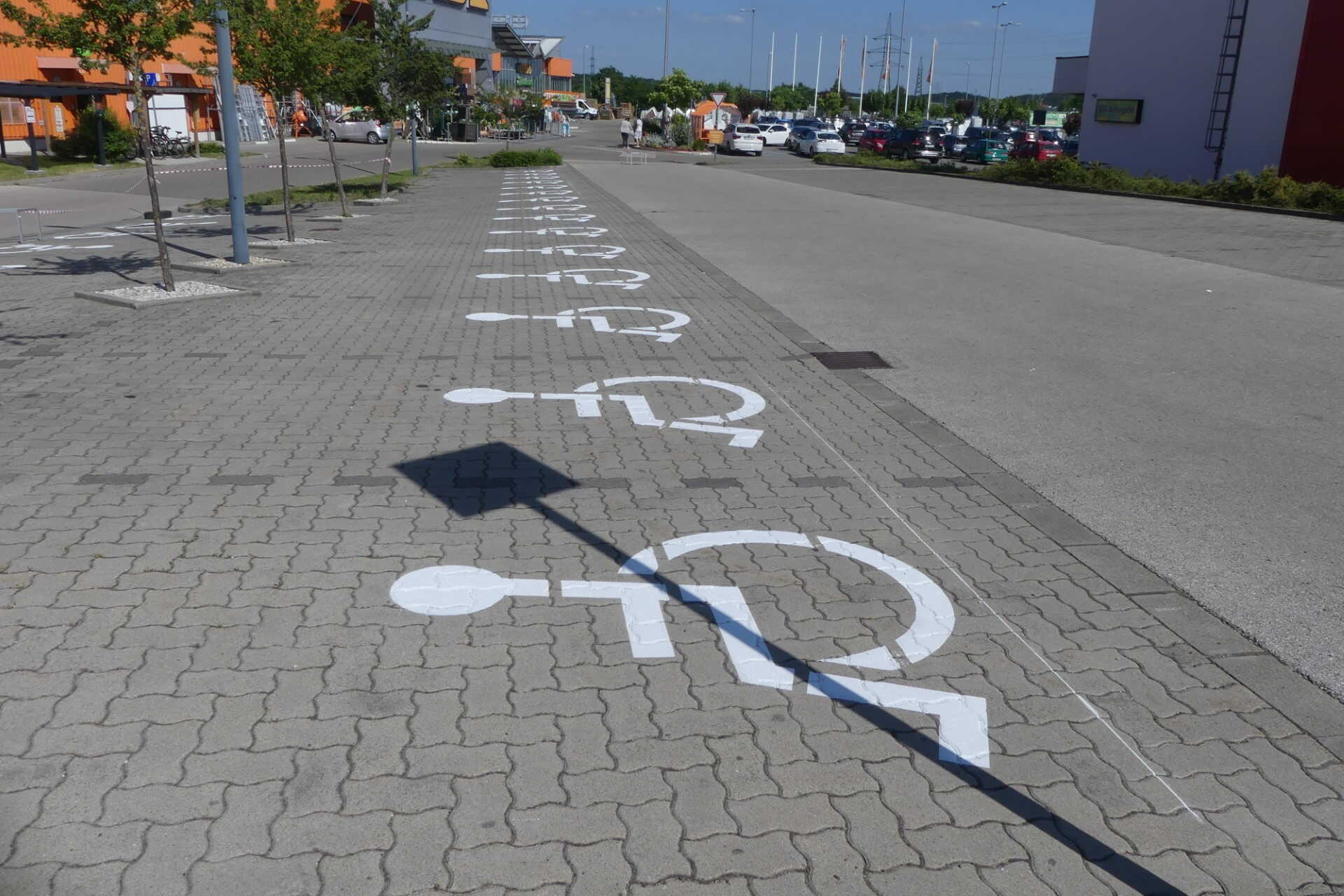 Mozgáskorlátozott parkolók az AlphaParknál