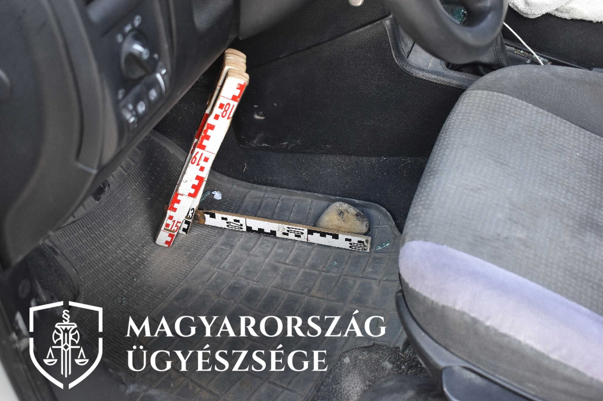 A kő menet közben törte át a kocsi ablakát.