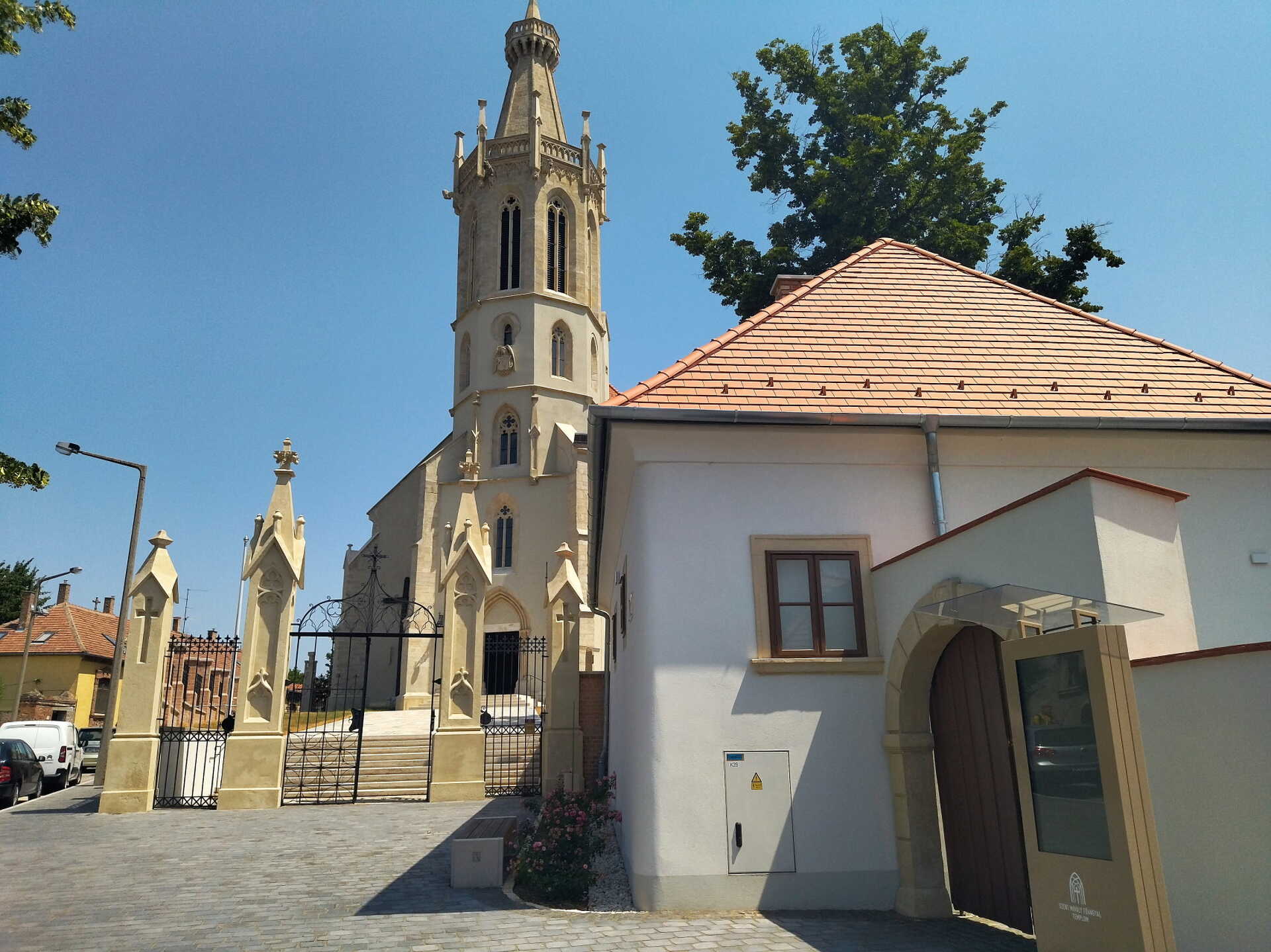 Szent Mihály a sekrestyésházzal