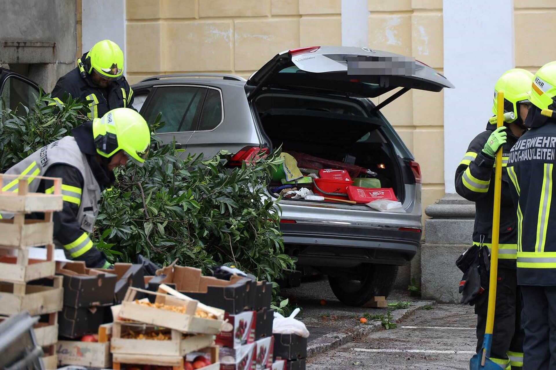 A piacon nézelődők tömegébe hajtott az idős sofőr.  