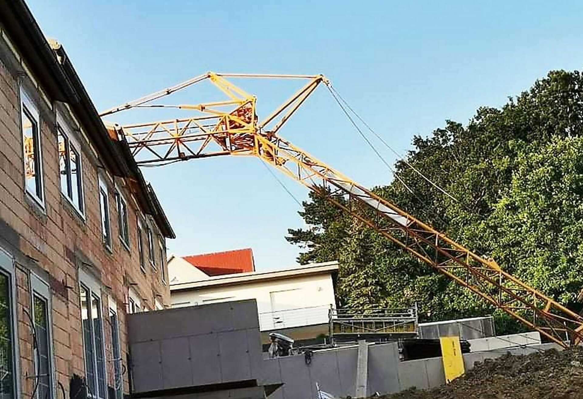 A házra borult daru jelentős károkat okozott.