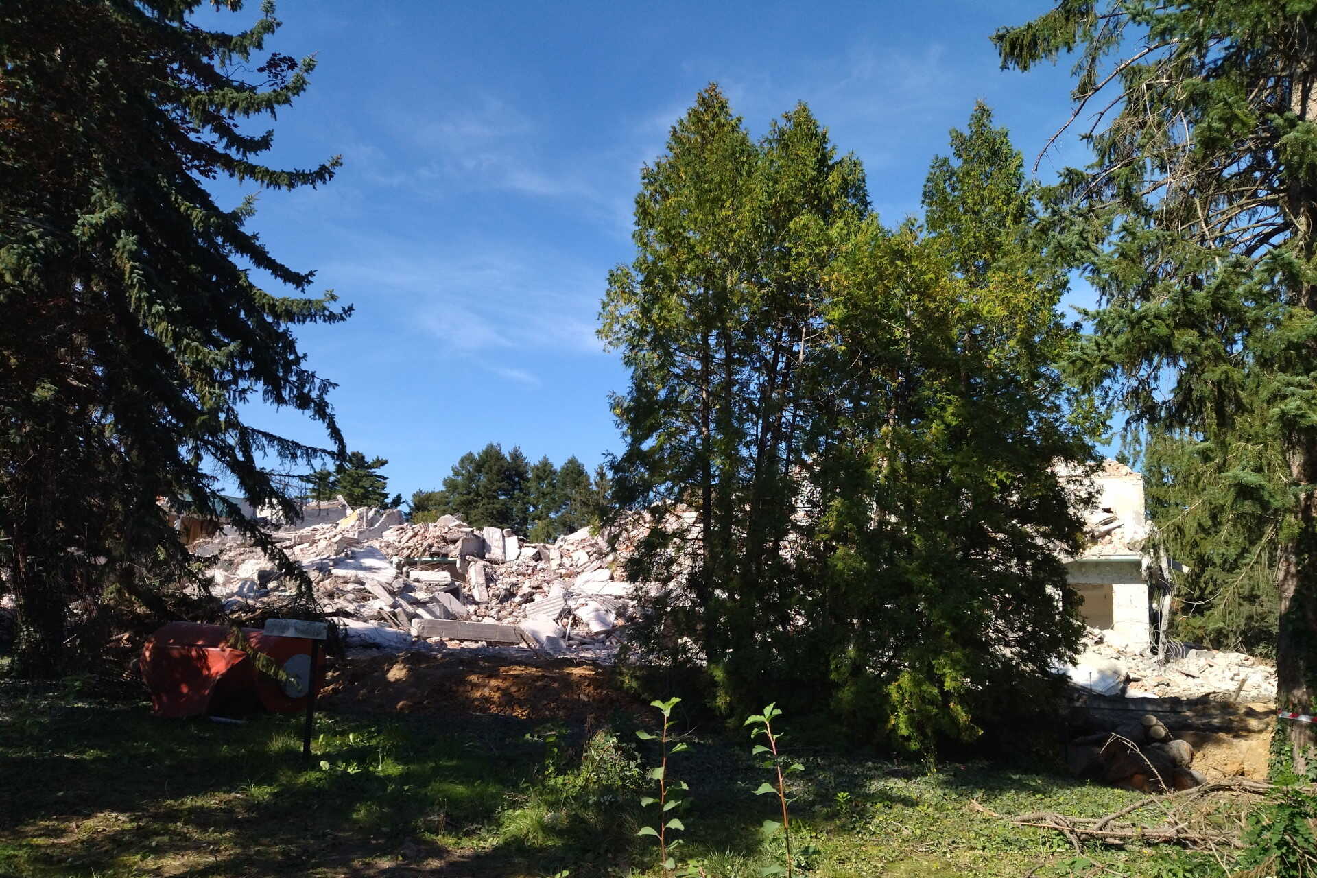 Az egykori Csepel, később Hotel Maroni romjai.