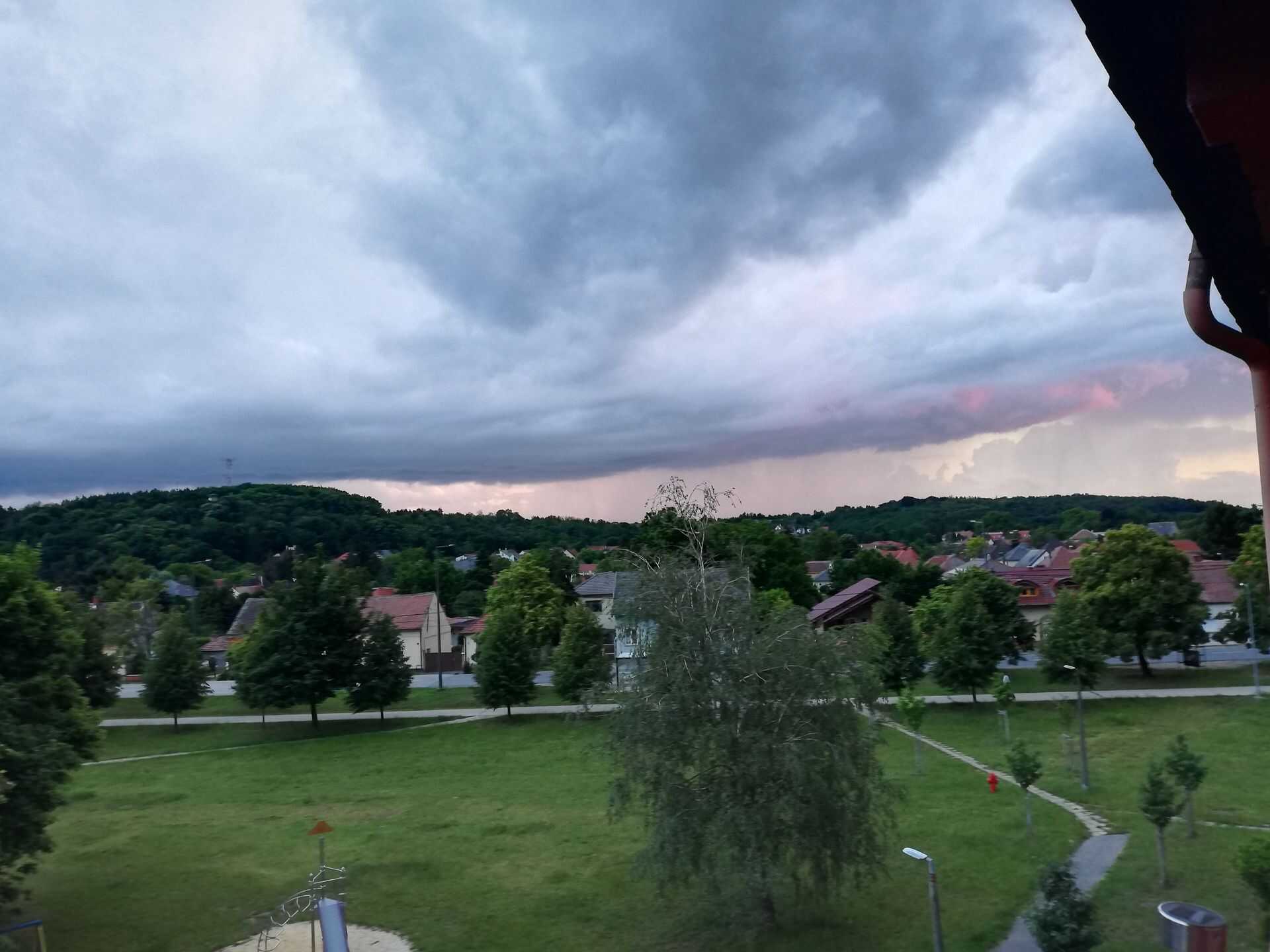 Érkezik Ausztria felől az eső 