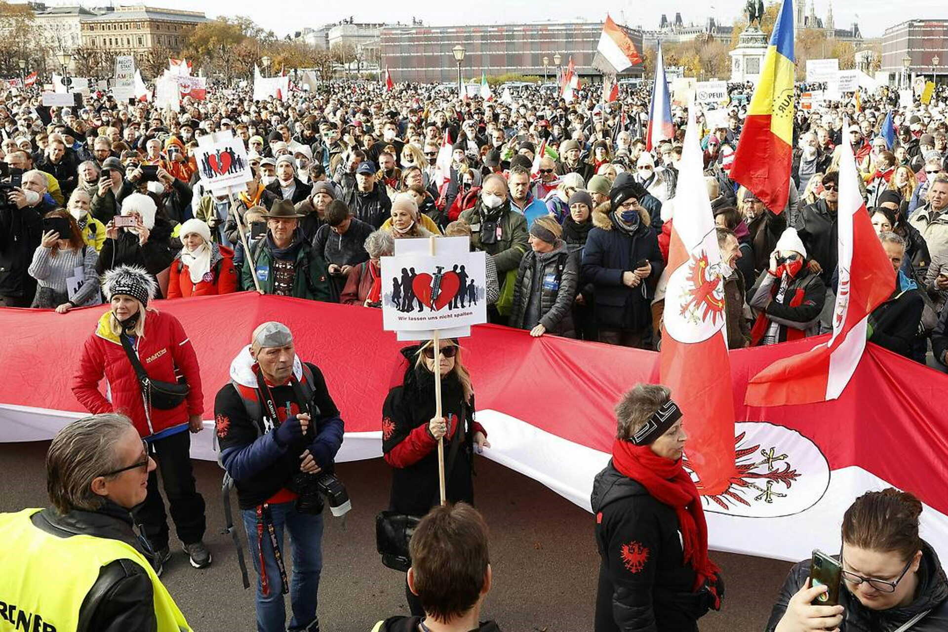 Tüntetés Bécsben a szigorú intézkedések ellen.