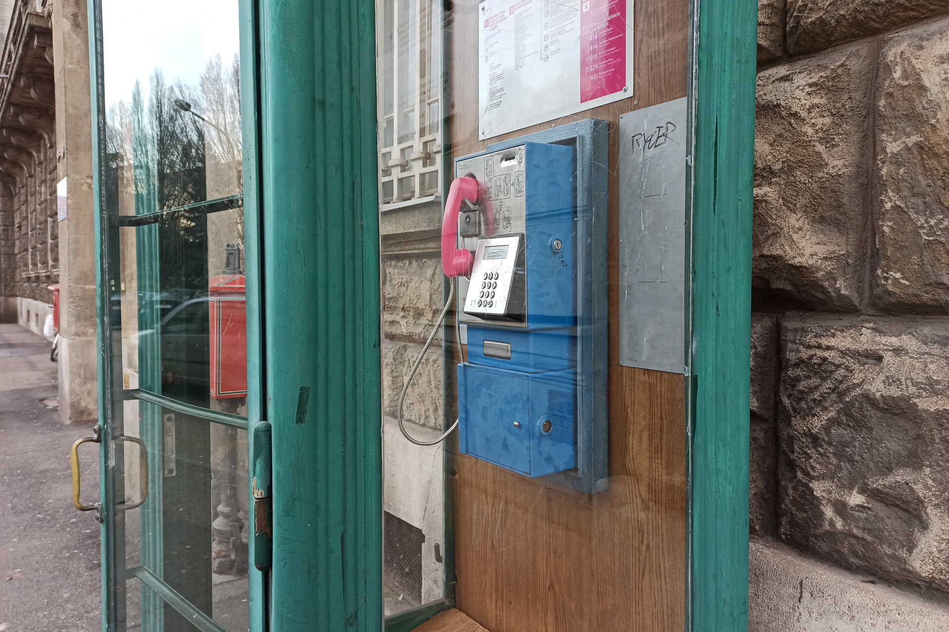 Telefonfülke javítva