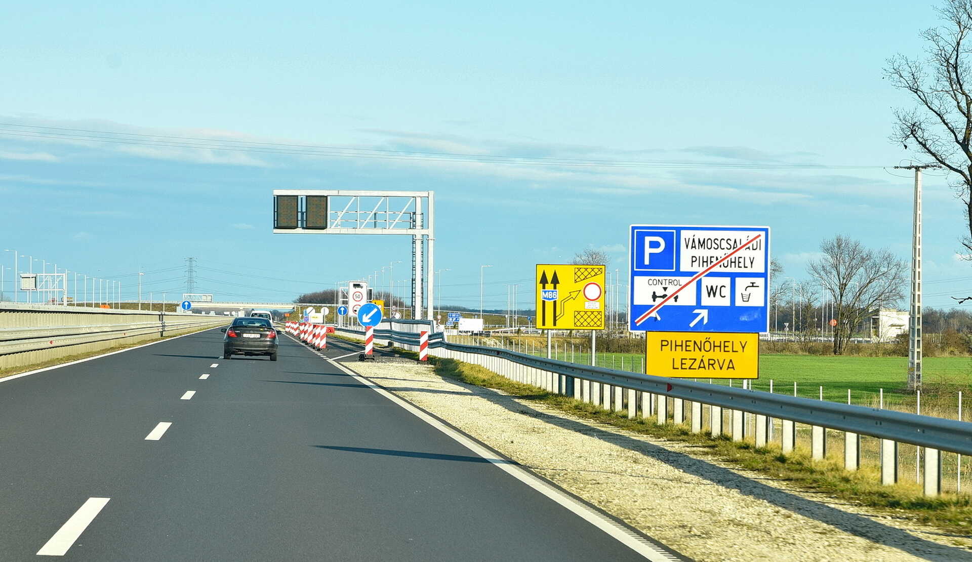 A vámoscsanádi autós pihenő még nyítás előtt 