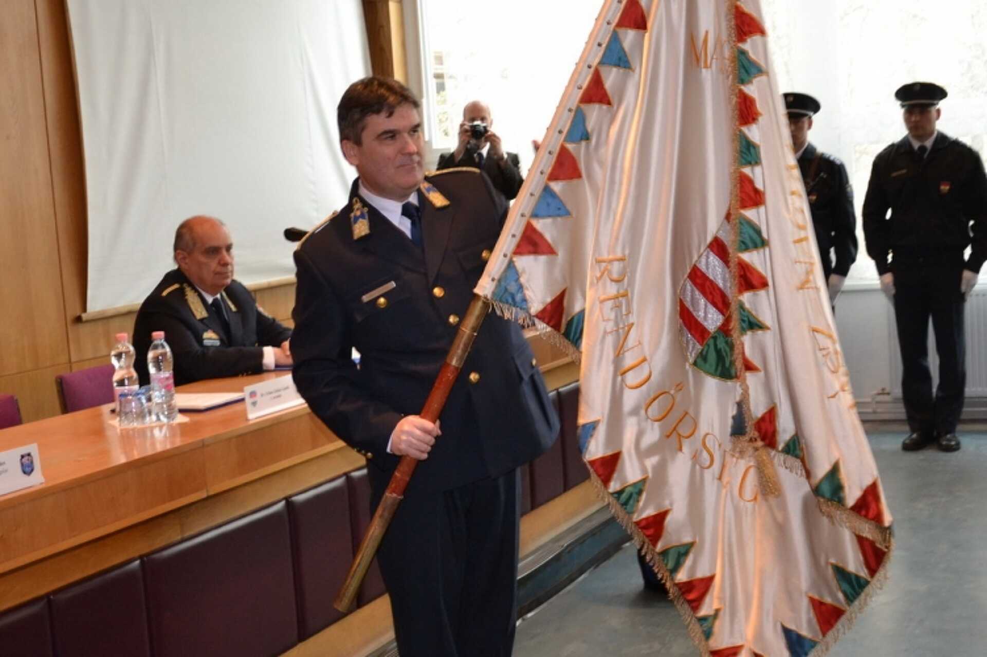 Ez a fotó 2015-ben készült dr. Urbán Zoltánról, akkor a Jász-Nagykun-Szolnok Megyei Rendőr-főkapitányság élére nevezték ki.