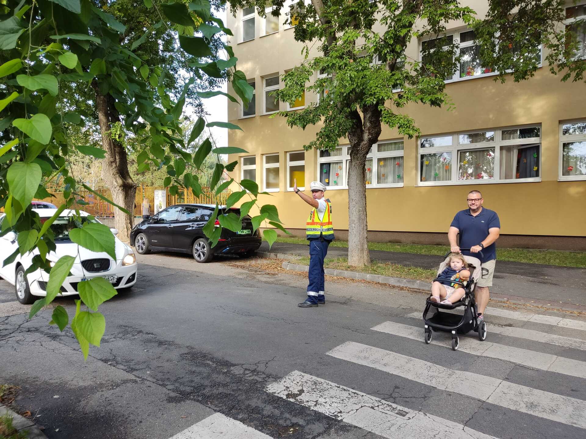 A Hunyadi-iskolánál is rendőr segítette a közlekedést a tanév első napján.