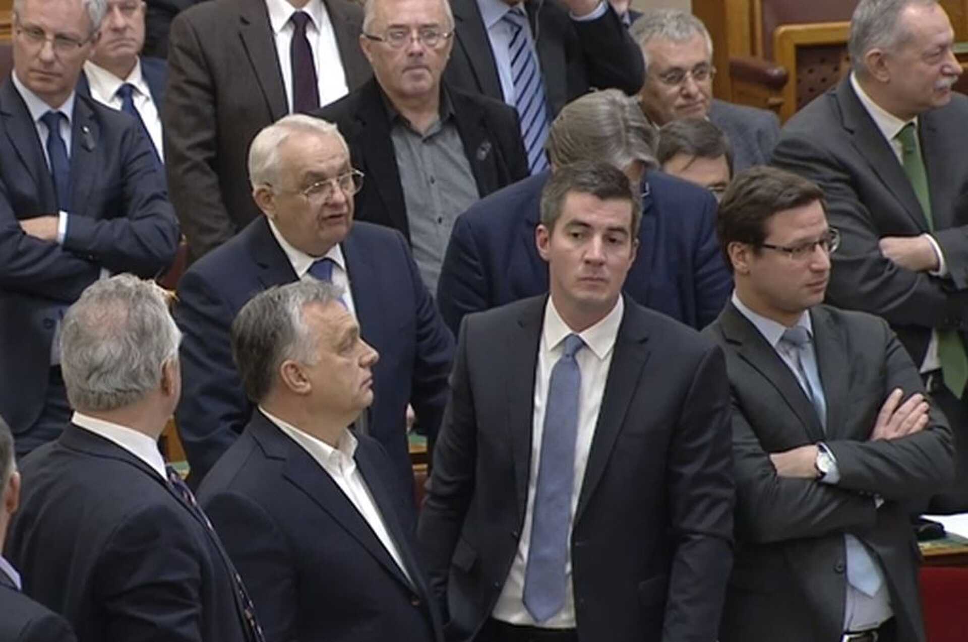 Orbánék az országgyűlés pulpitusán