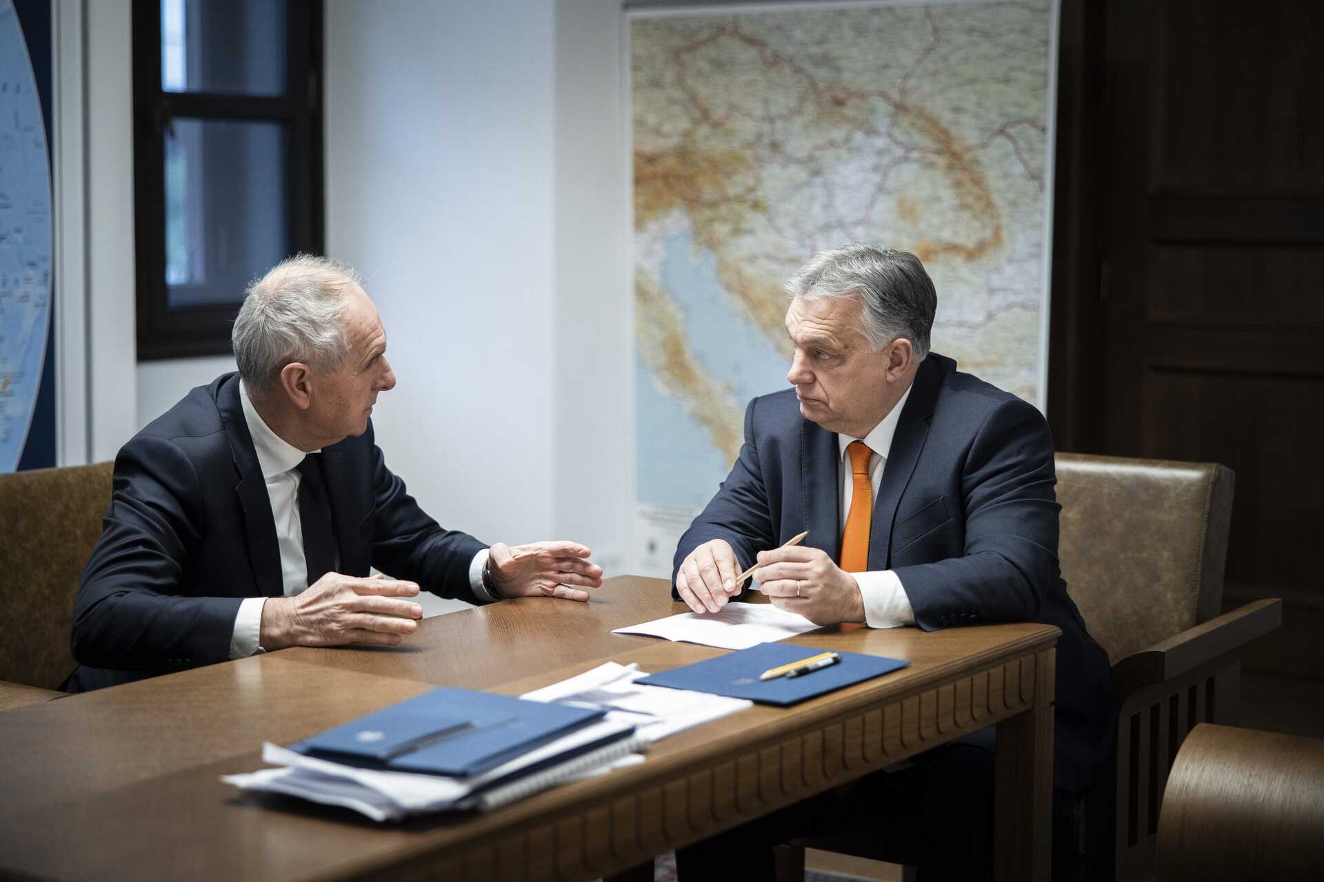 Orbán Viktor kormányfő és Szita Károly, a Megyei Jogú Városok Szövetségének (MJVSZ) elnöke, Kaposvár polgármestere