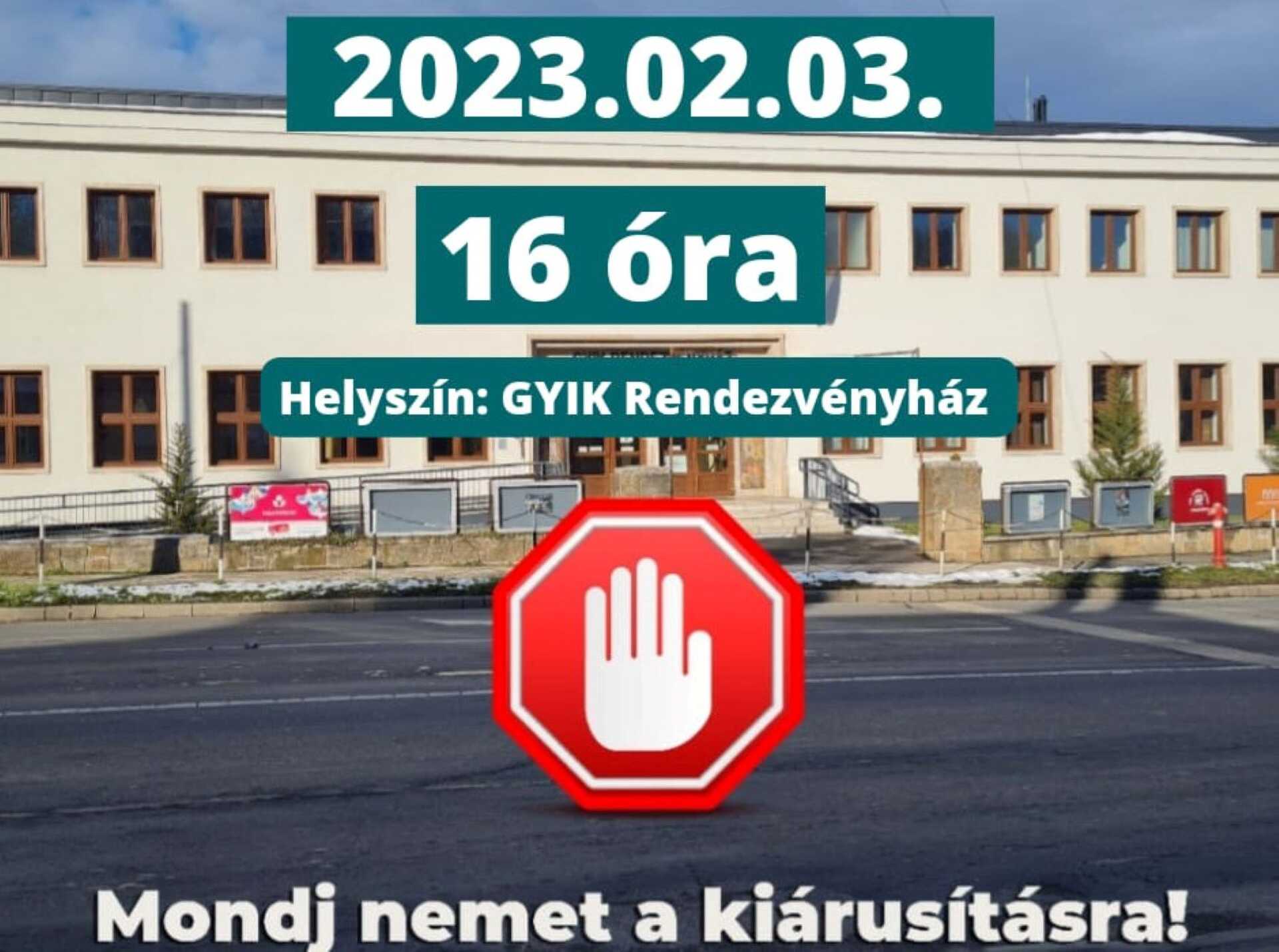 Fekete szalagot kötnek a GYIK kerítésére.