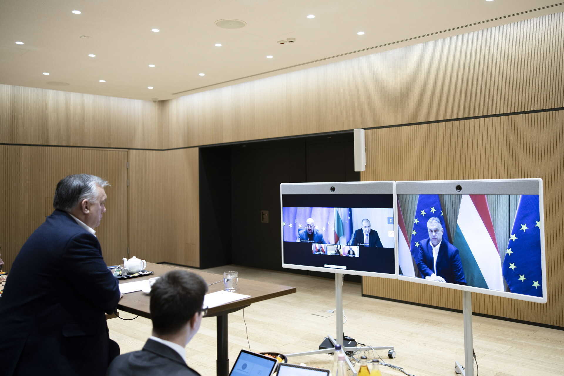 Orbán Viktor videókonferecia közben.