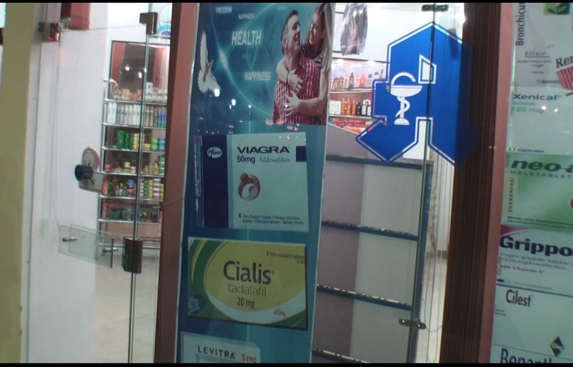Viagra, Levitra, Cialis - konkurens potencianövelők egy plakáton