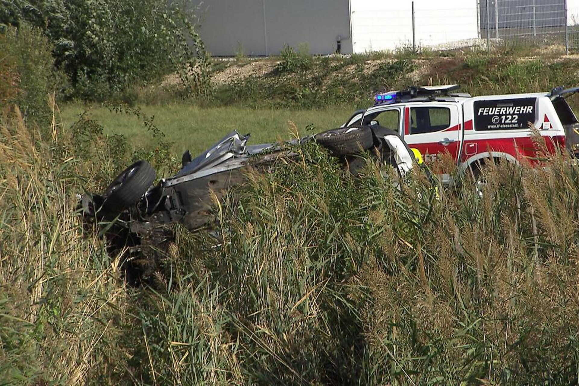Az autót kirepítette a nagy erejű ütközés.