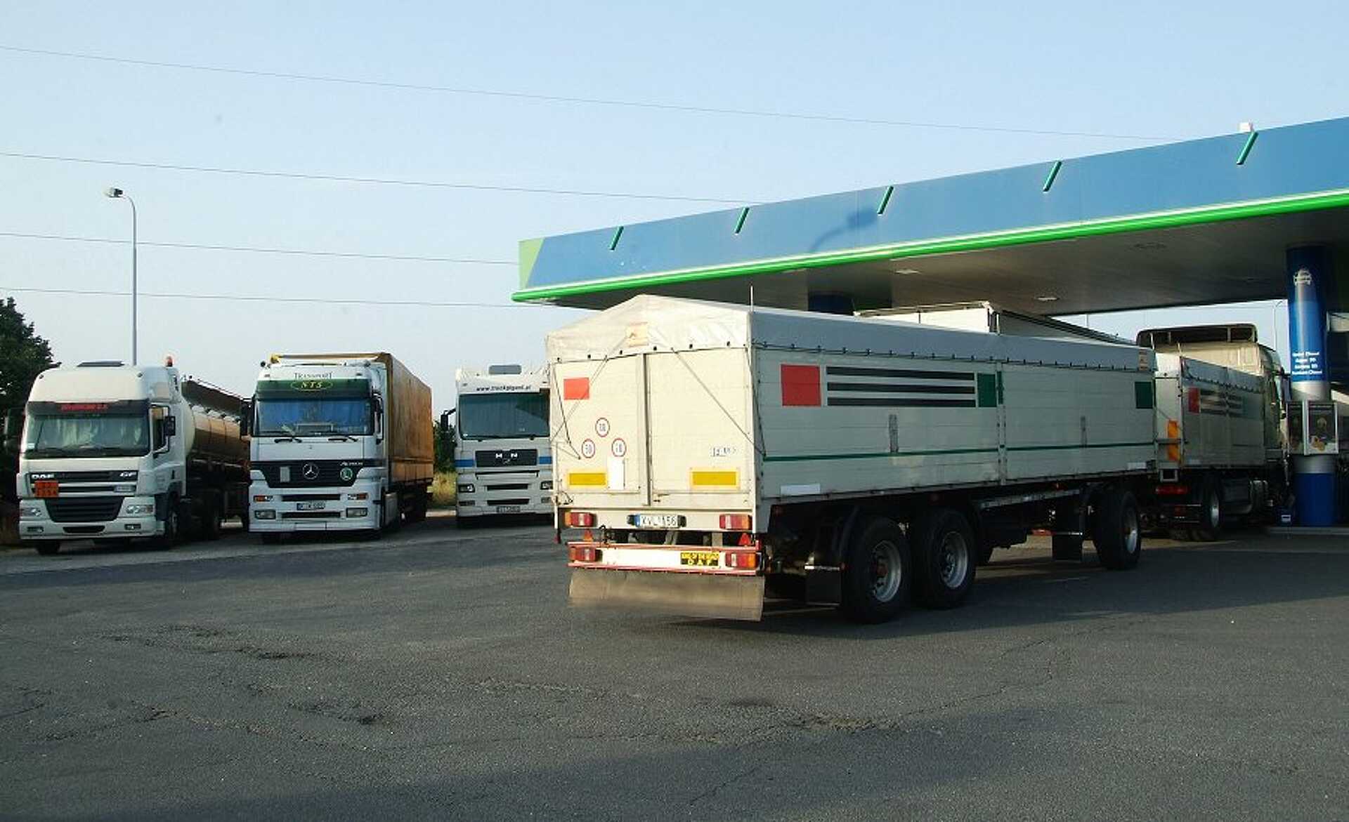 Szlovén kamionstop miatt torlódó kamionok Vasban
