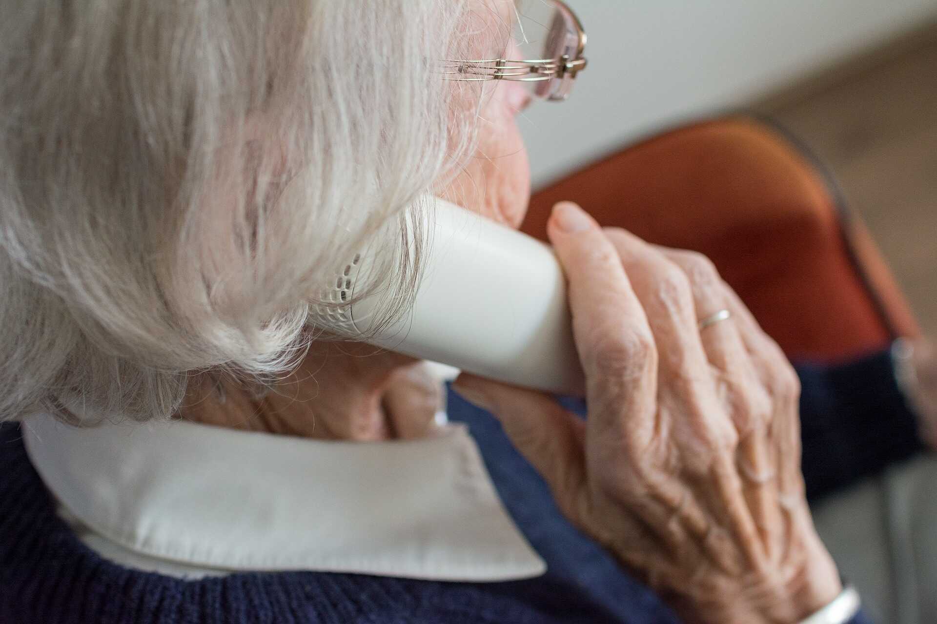 Nagymama telefon nyugdíjas