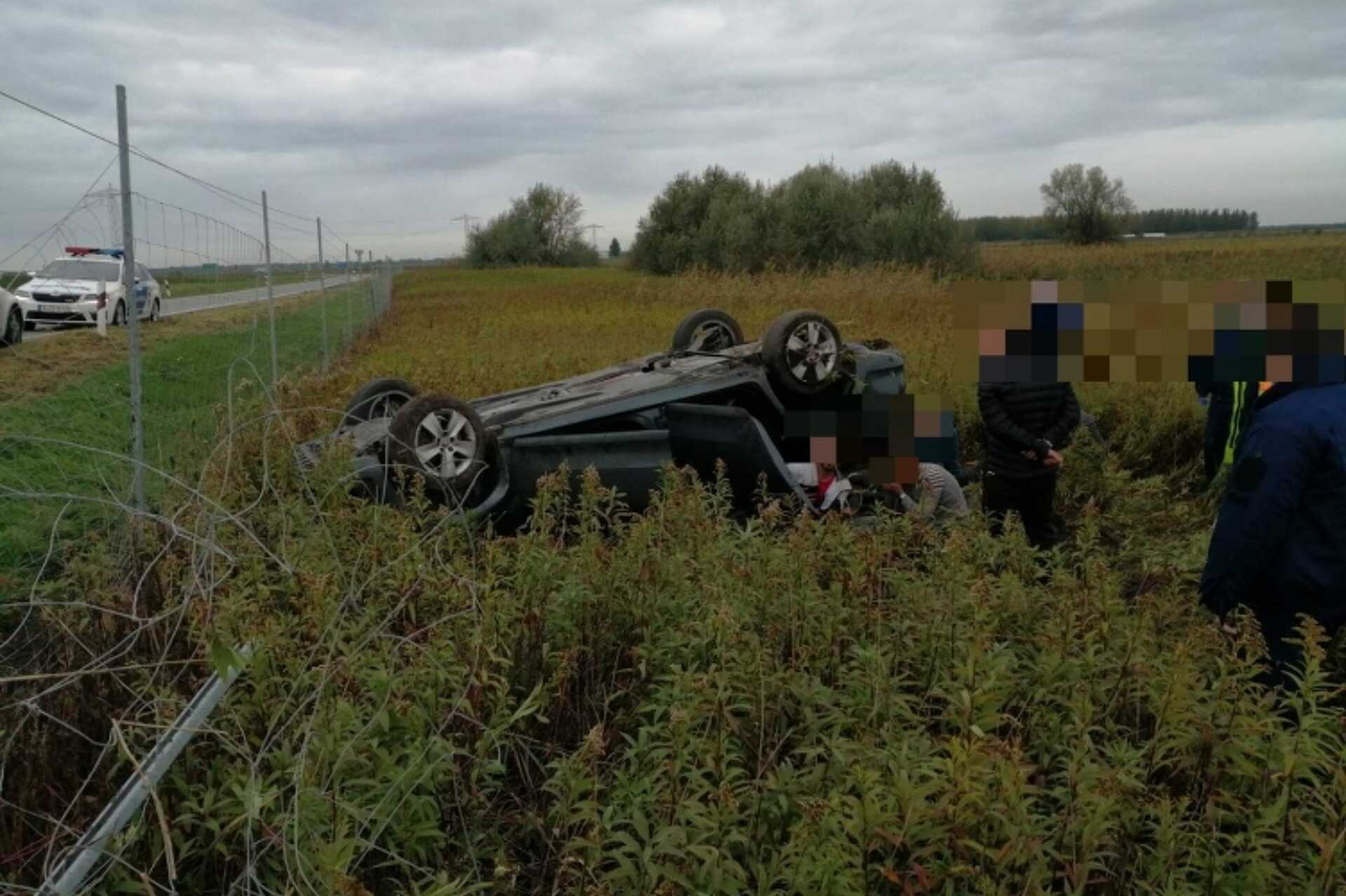 Rendőrök elől menekülő migránsok borultak árokba autóval az M1-esen