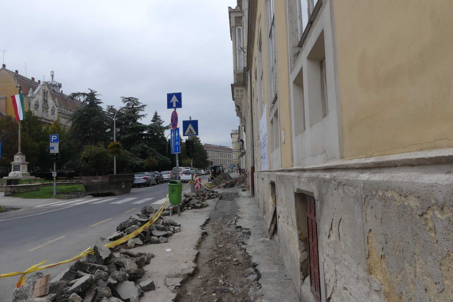 Közműépítés a Széchenyi téren