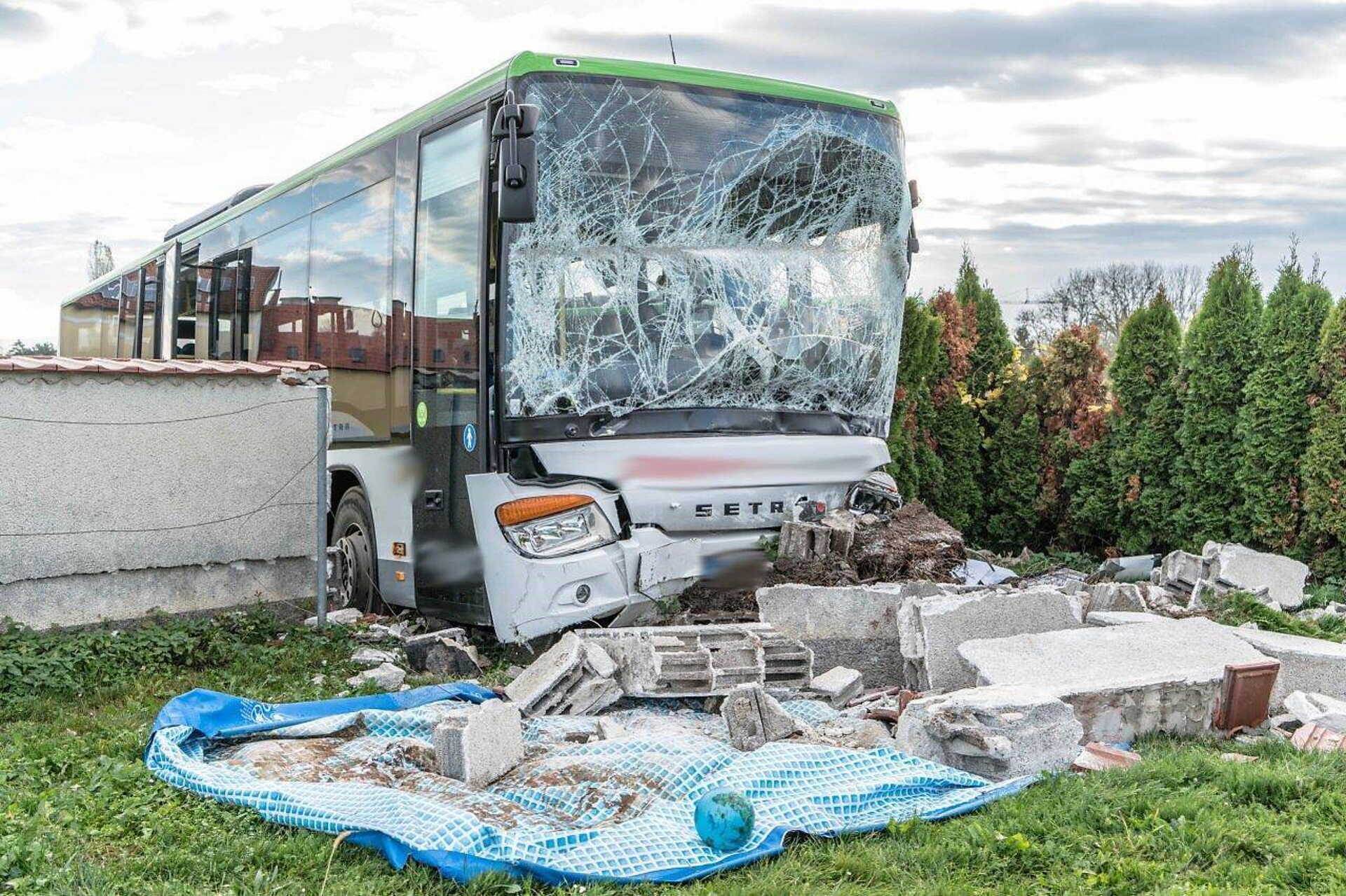 A tűzoltóknak is másfél óra kellett, hogy kiszabadítsák a falból a buszt.
