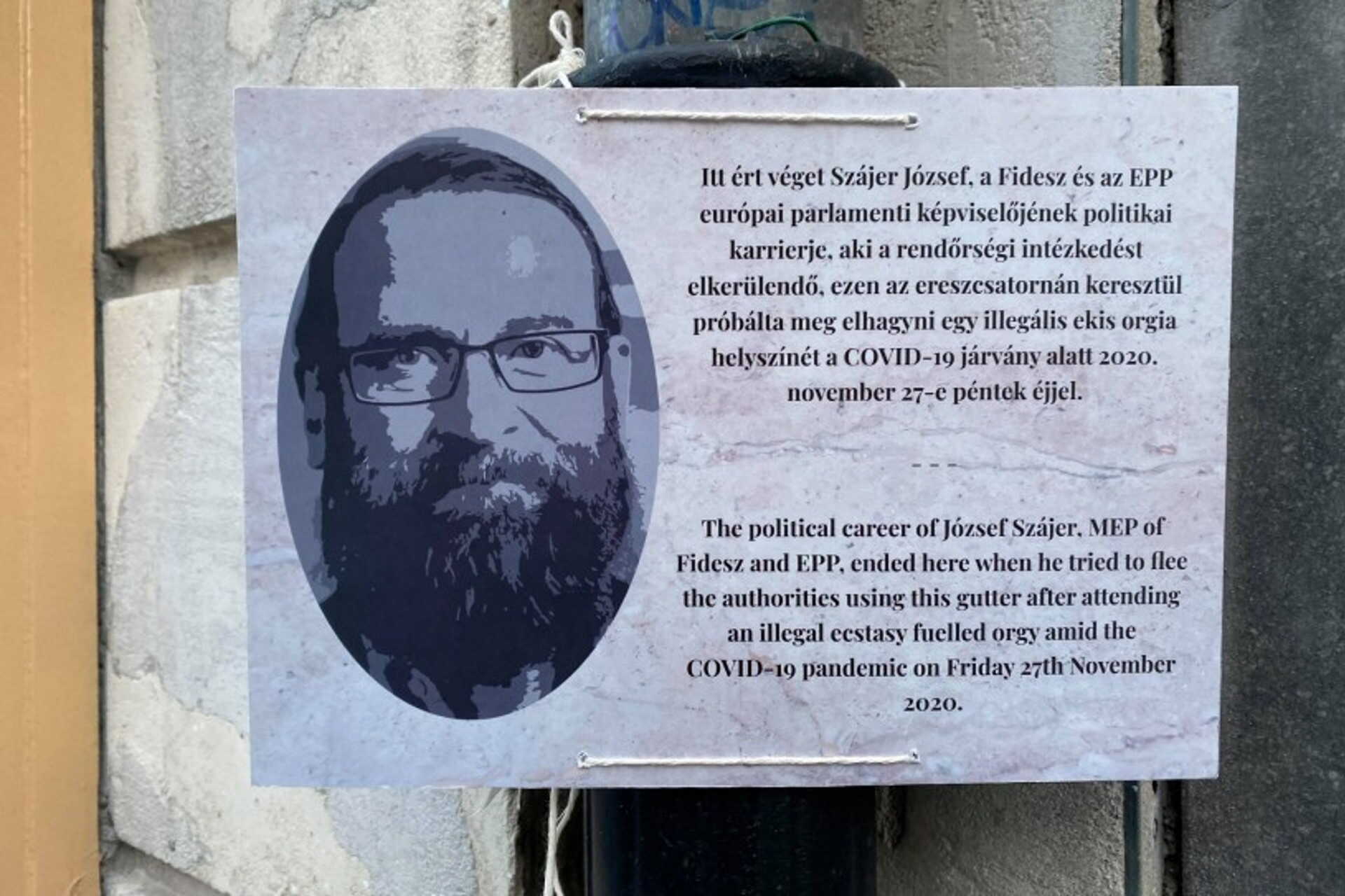 Emléktábla Brüsszelben az ereszcsatornán.